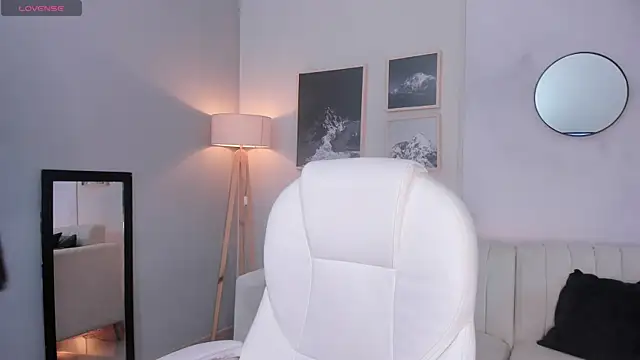 Snapshot of Tiffany_Low chatting on December 14, 1:28 pm Tiffany Low online show from December 14, 1:28 pm