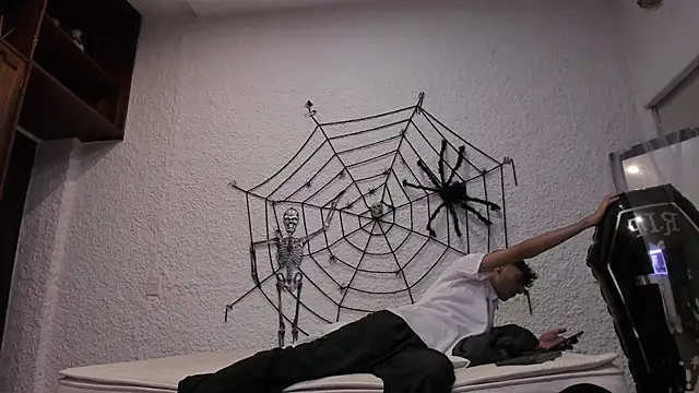 Snapshot of j_martony chatting on October 29, 3:16 am j martony online show from October 29, 3:16 am