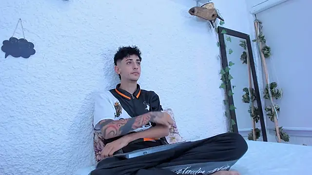 Snapshot of j_martony chatting on December 18, 4:39 am j martony online show from December 18, 4:39 am