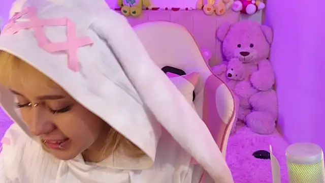 NekoWaifu online show from March 4, 1:52 pm