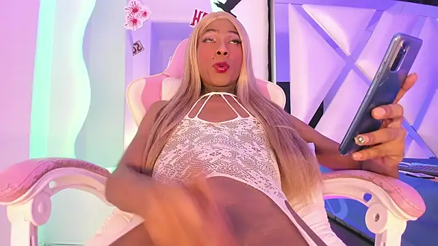 Snapshot of Mara_royal chatting on November 11, 10:15 pm Mara royal online show from November 11, 10:15 pm