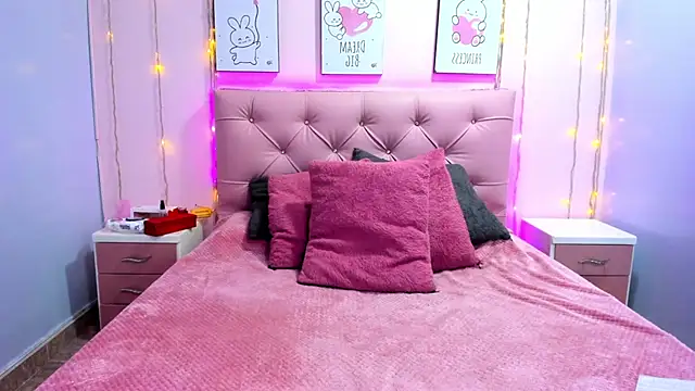 Snapshot of Issaa_Tyler chatting on December 17, 6:35 pm Issaa Tyler online show from December 17, 6:35 pm