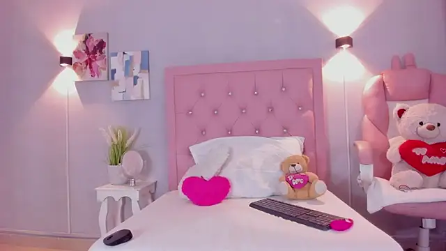 Snapshot of InnocentVibes chatting on October 24, 9:58 pm InnocentVibes online show from October 24, 9:58 pm