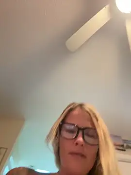 Snapshot of tattoobarbiexox chatting on October 29, 4:06 pm tattoobarbiexox online show from October 29, 4:06 pm