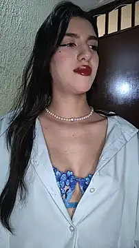 Snapshot of Emily-hottson chatting on December 23, 5:07 am Emily-hottson online show from December 23, 5:07 am