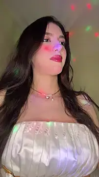 Snapshot of Emily-hottson chatting on February 15, 5:19 am Emily-hottson online show from February 15, 5:19 am