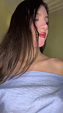 Snapshot of Emily-hottson chatting on February 5, 8:10 am Emily-hottson online show from February 5, 8:10 am