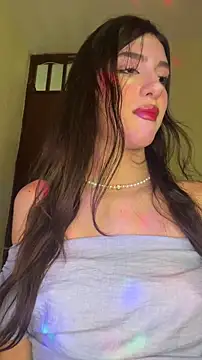 Snapshot of Emily-hottson chatting on February 16, 4:33 am Emily-hottson online show from February 16, 4:33 am