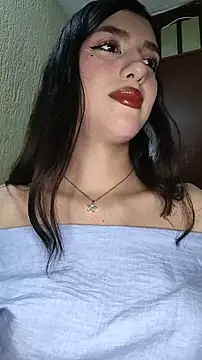 Snapshot of Emily-hottson chatting on January 8, 5:35 am Emily-hottson online show from January 8, 5:35 am