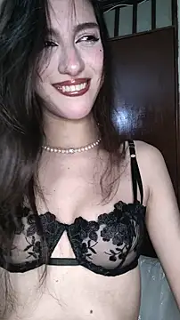 Snapshot of Emily-hottson chatting on December 19, 3:43 am Emily-hottson online show from December 19, 3:43 am