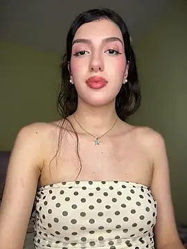 Snapshot of Emily-hottson chatting on July 10, 2:44 am Emily-hottson online show from July 10, 2:44 am