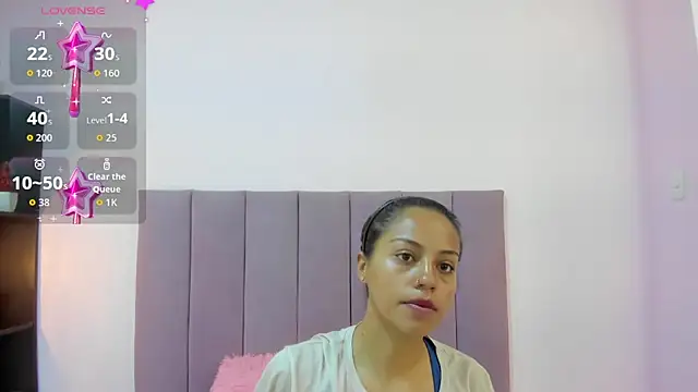 HoollyHendrix online show from October 17, 8:10 pm