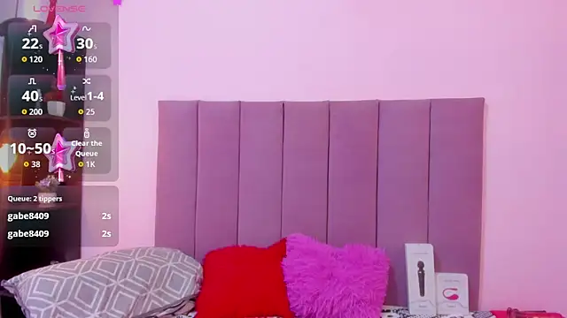 HoollyHendrix online show from October 3, 8:10 pm