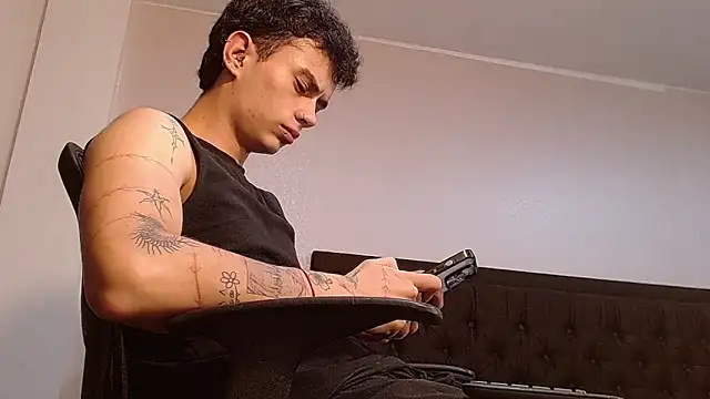 Snapshot of jaico_santos chatting on October 6, 10:43 pm jaico santos online show from October 6, 10:43 pm