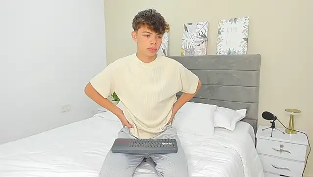 Snapshot of Zacktorres_ chatting on December 16, 10:25 pm Zacktorres online show from December 16, 10:25 pm