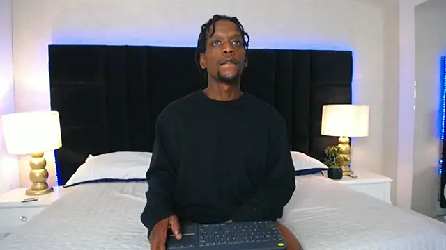 Snapshot of SkylerBigxxx chatting on June 18, 9:14 am SkylerBigxxx online show from June 18, 9:14 am