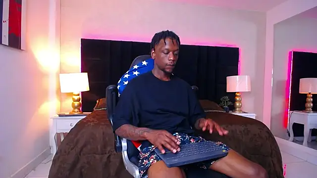 Snapshot of SkylerBigxxx chatting on July 10, 4:12 am SkylerBigxxx online show from July 10, 4:12 am
