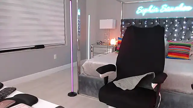 theofficialsophiasanchez online show from April 18, 4:37 am