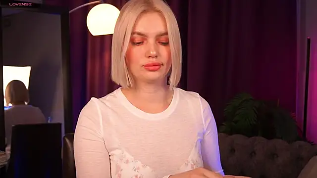 Amelia Wells online show from November 12, 5:00 am