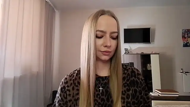 Snapshot of MissOyee chatting on September 17, 12:07 pm MissOyee online show from September 17, 12:07 pm