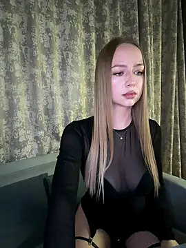 Snapshot of MissOyee chatting on November 4, 6:44 pm MissOyee online show from November 4, 6:44 pm