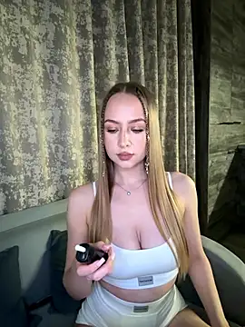 Snapshot of MissOyee chatting on November 19, 7:14 pm MissOyee online show from November 19, 7:14 pm