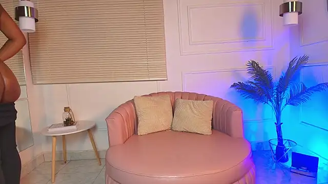 Snapshot of alessia_moon1 chatting on October 18, 4:20 pm alessia moon1 online show from October 18, 4:20 pm