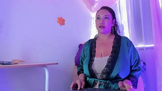 sharlot montalvo  online show from February 4, 9:32 pm