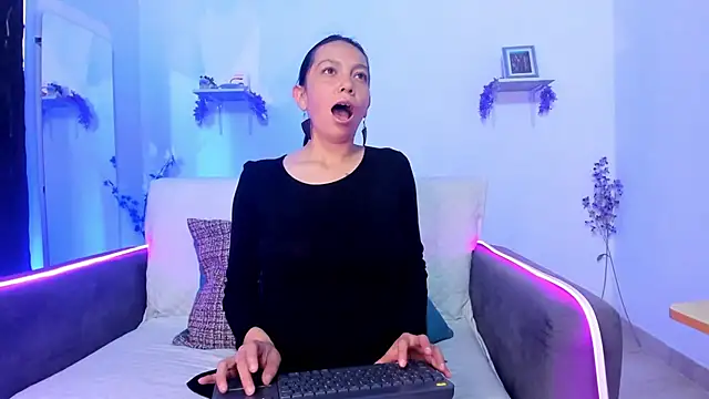 Snapshot of karlaaa__ chatting on December 15, 3:07 pm karlaaa online show from December 15, 3:07 pm