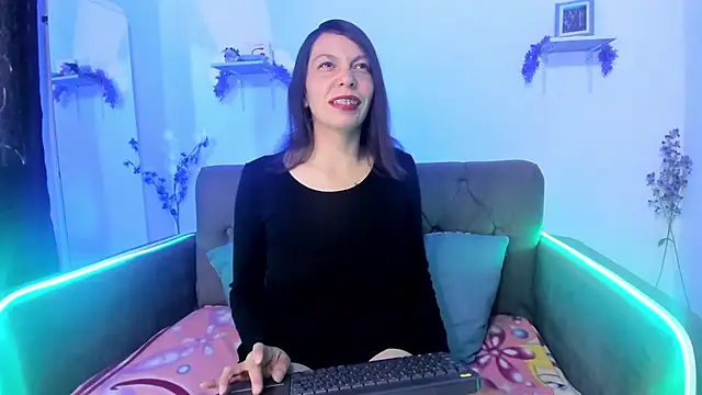 Snapshot of karlaaa__ chatting on October 16, 1:52 pm karlaaa online show from October 16, 1:52 pm