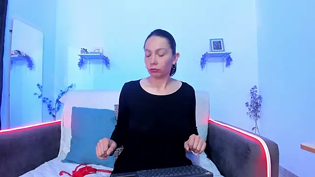 Snapshot of karlaaa__ chatting on November 19, 1:55 pm karlaaa online show from November 19, 1:55 pm