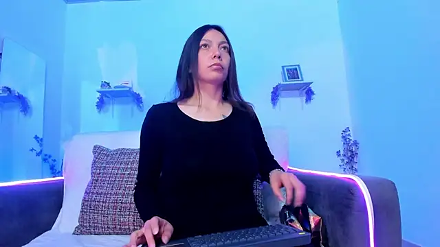 Snapshot of karlaaa__ chatting on November 27, 2:39 pm karlaaa online show from November 27, 2:39 pm