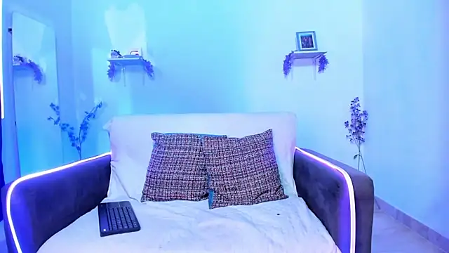 Snapshot of karlaaa__ chatting on December 4, 2:05 pm karlaaa online show from December 4, 2:05 pm