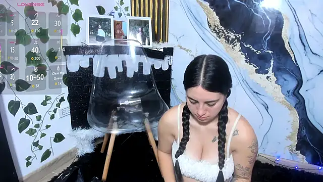 brittanyy20 online show from January 17, 9:35 am