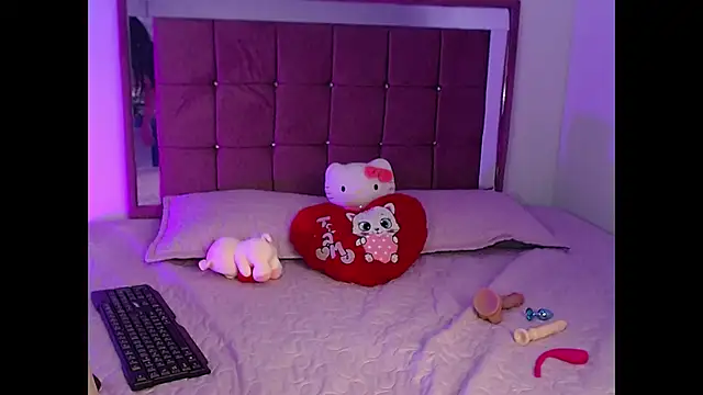 Snapshot of Mia-Sweet17 chatting on October 7, 9:38 pm Mia-Sweet17 online show from October 7, 9:38 pm