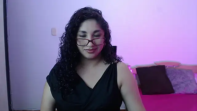 Snapshot of Gia_Dior chatting on November 15, 11:09 pm Gia Dior online show from November 15, 11:09 pm