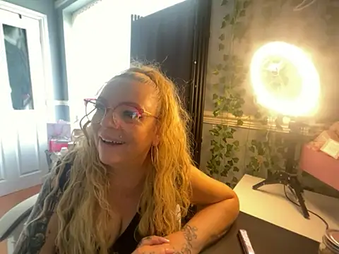 BonnyDesire online show from April 2, 3:51 pm