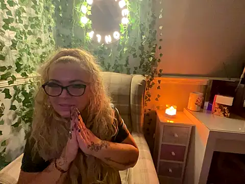 Snapshot of BonnyDesire chatting on November 13, 8:24 pm BonnyDesire online show from November 13, 8:24 pm