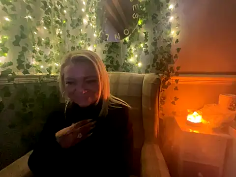 Snapshot of BonnyDesire chatting on November 16, 4:34 pm BonnyDesire online show from November 16, 4:34 pm