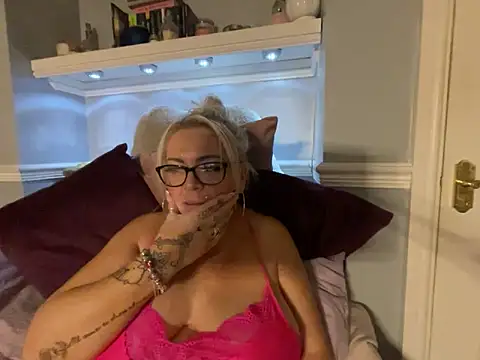 Snapshot of BonnyDesire chatting on November 18, 8:23 pm BonnyDesire online show from November 18, 8:23 pm