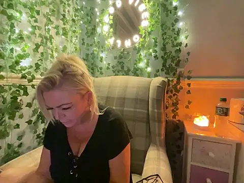 Snapshot of BonnyDesire chatting on November 10, 7:30 pm BonnyDesire online show from November 10, 7:30 pm