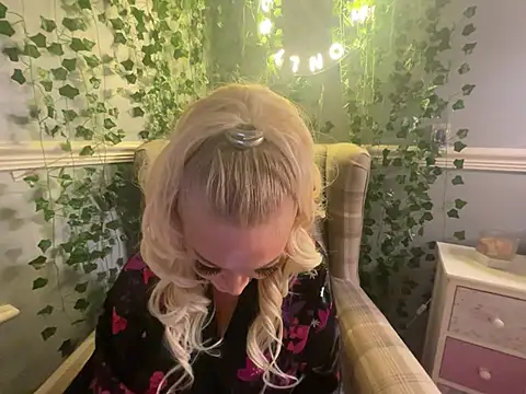 Snapshot of BonnyDesire chatting on January 14, 8:23 pm BonnyDesire online show from January 14, 8:23 pm