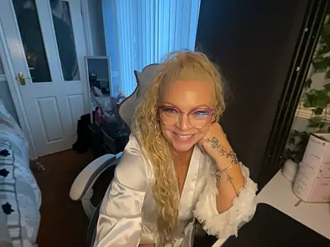 BonnyDesire online show from April 15, 6:56 pm