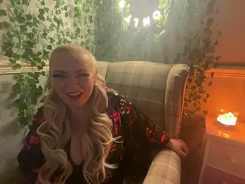 Snapshot of BonnyDesire chatting on November 6, 8:13 pm BonnyDesire online show from November 6, 8:13 pm