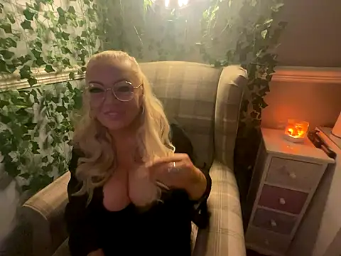 Snapshot of BonnyDesire chatting on December 15, 8:25 pm BonnyDesire online show from December 15, 8:25 pm