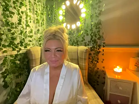 Snapshot of BonnyDesire chatting on October 28, 7:57 pm BonnyDesire online show from October 28, 7:57 pm