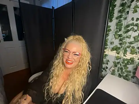 BonnyDesire online show from April 8, 7:04 pm