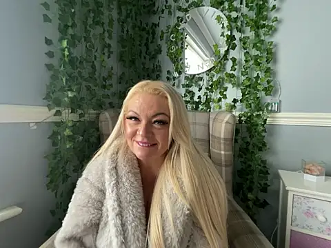 Snapshot of BonnyDesire chatting on October 25, 1:23 pm BonnyDesire online show from October 25, 1:23 pm