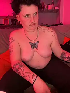 Snapshot of captaine_pioupiou chatting on November 4, 8:01 pm captaine pioupiou online show from November 4, 8:01 pm