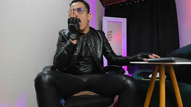 Charliejones  online show from November 15, 7:01 am